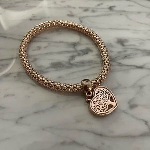 Rosegold bangle bracelet w/ heart shape charm
